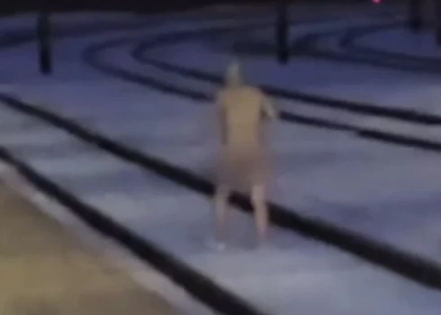 Обнаженный мужчина разгуливал по рельсам.