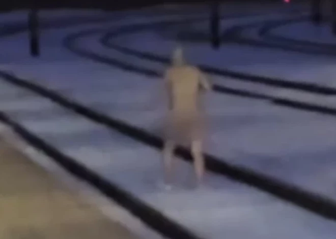 ВИДЕО: в Торнякалнсе по рельсам разгуливал полностью обнаженный мужчина; было нарушено движение поездов
