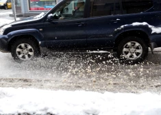 Šorīt apledojums un sniegs daudzviet Vidzemē un valsts austrumu daļā apgrūtina braukšanu