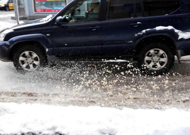 Šorīt apledojums un sniegs daudzviet Vidzemē un valsts austrumu daļā apgrūtina braukšanu