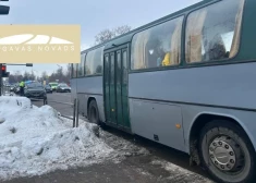 Jelgavā avarē skolēnu autobuss ar bērniem