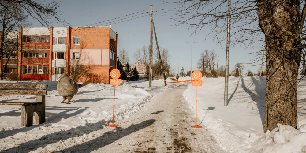 Allažos par teju 60 000 eiro pārbūvēta 154 gara gājēju ietve Zaļkalna ielā.