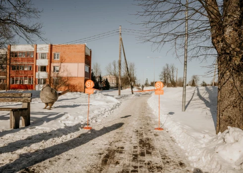 Allažos par teju 60 000 eiro pārbūvēta 154 gara gājēju ietve Zaļkalna ielā.