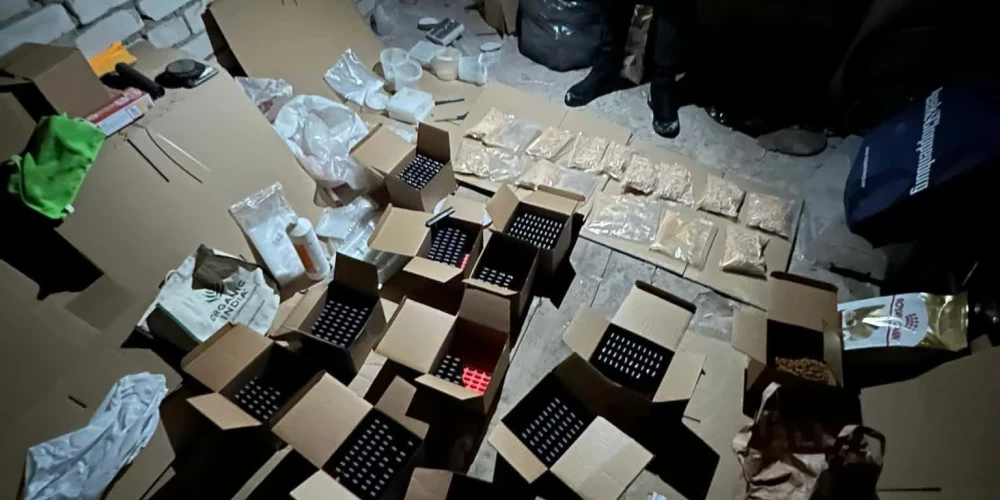 Organizētā grupa realizēja kokaīnu, marihuānu, amfetamīnu, mefedronu, MDMA tabletes, kā arī mājas apstākļos izgatavoja amfetamīnu.