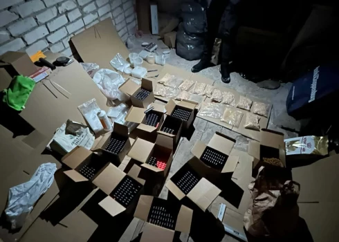 Organizētā grupa realizēja kokaīnu, marihuānu, amfetamīnu, mefedronu, MDMA tabletes, kā arī mājas apstākļos izgatavoja amfetamīnu.