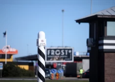 Latvijas maršruta autobuss mēģina šķērsot Igaunijas robežu neatļautā laikā; pasažieri tālāk dodas kājām