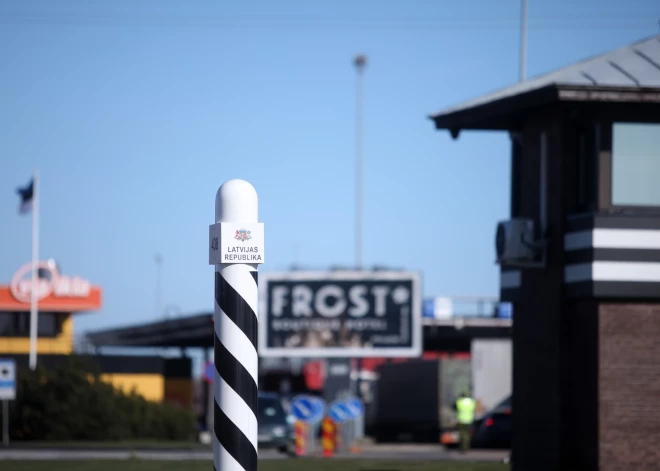 Latvijas maršruta autobuss mēģina šķērsot Igaunijas robežu neatļautā laikā; pasažieri tālāk dodas kājām