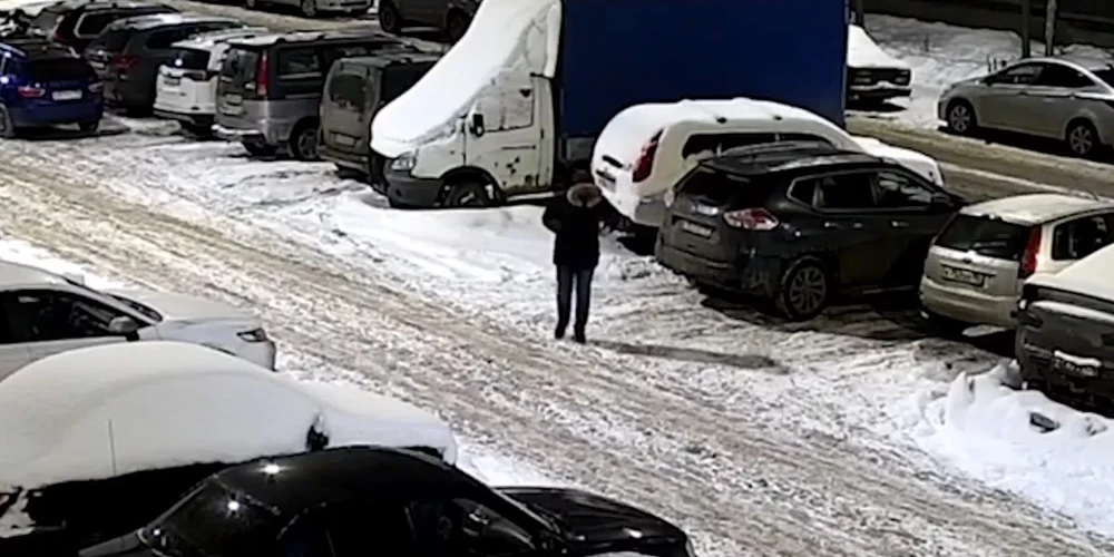 Viens no aizturētajiem vīriešiem, kurš novietoja spridzekli zem automašīnas.