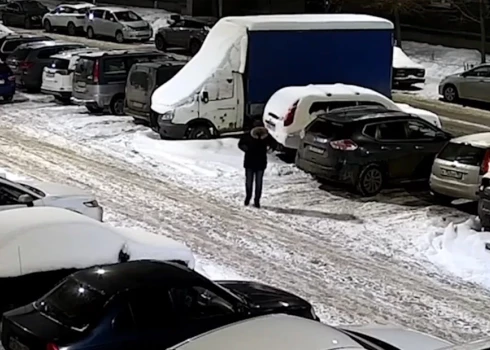 Viens no aizturētajiem vīriešiem, kurš novietoja spridzekli zem automašīnas.