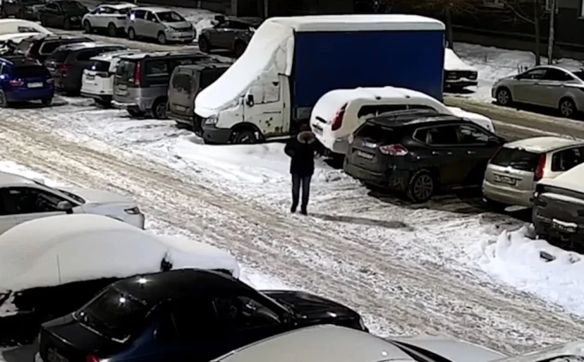 Viens no aizturētajiem vīriešiem, kurš novietoja spridzekli zem automašīnas.