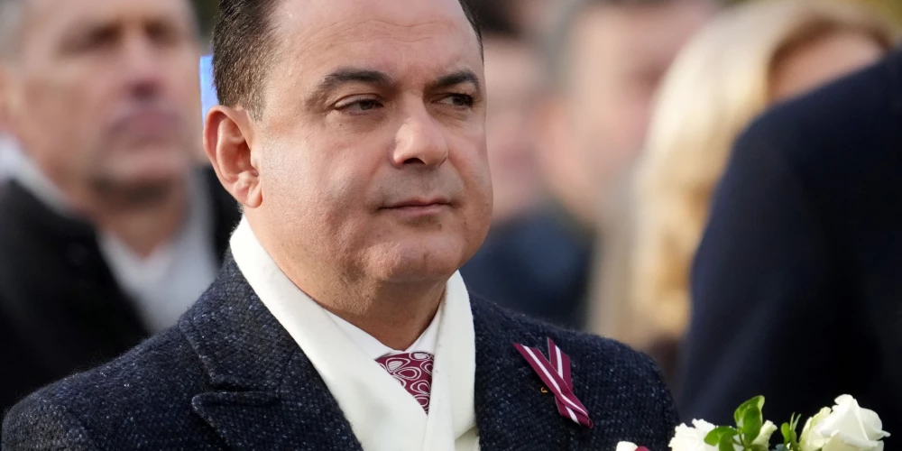 Veselības ministrs Hosams Abu Meri (JV), protams, bija arī piedzimis Libānas pilsonībā, un vēl tālajā 2007. gadā izpelnījās Latvijas pilsonību. Saskaņā ar konkrētā likumprojekta anotāciju – par nopelniem “nevalstiskā sektora attīstībā, starpkultūru dialoga sekmēšanā, sabiedrības integrācijas un pilsoniskās sabiedrības veicināšanā [...]”.