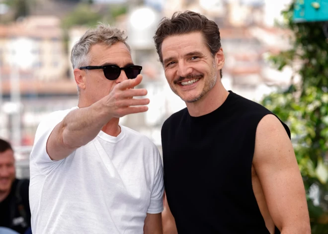 Секс-символу Педро Паскалю приписывают роман с мужчиной - он молчит