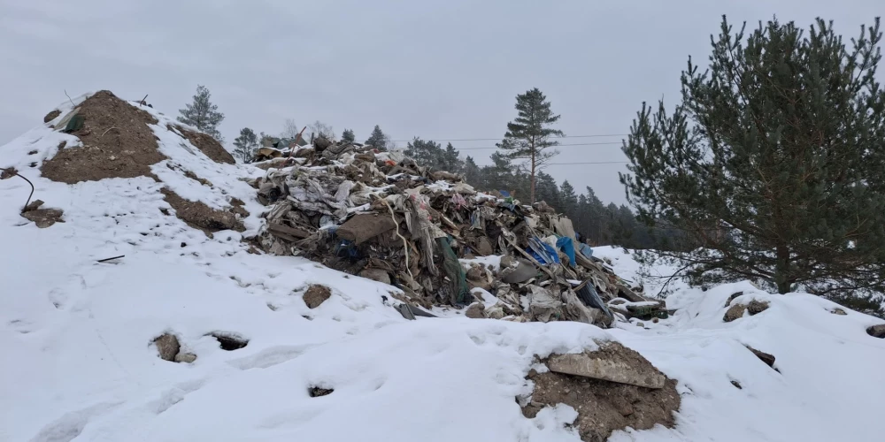 Babītes pagasta Dzilnuciemā vides inspektori uzgāja vairākus simtus kubikmetru nelikumīgi izgāztu būvgružu.