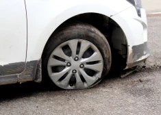 В Латвии начался сезон ям. Как сохранить свою машину и избежать серьезных расходов?