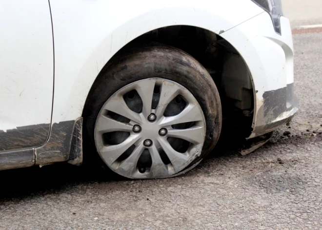 В Латвии начался сезон ям. Как сохранить свою машину и избежать серьезных расходов?