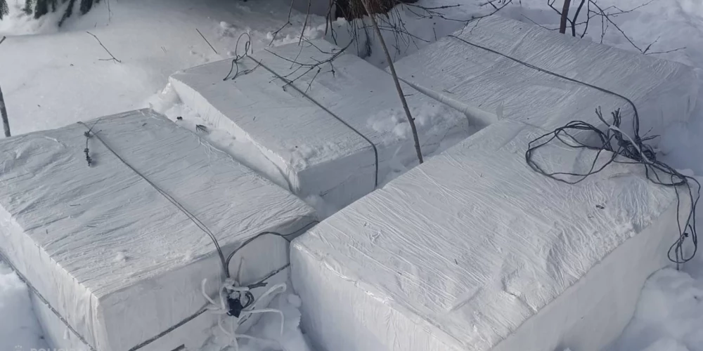 Notikuma vietā likumsargi konstatēja un izņēma 120 000 gabalu nelegālo cigarešu ar Baltkrievijas Republikas akcīzes markām un mobilos telefonus. 