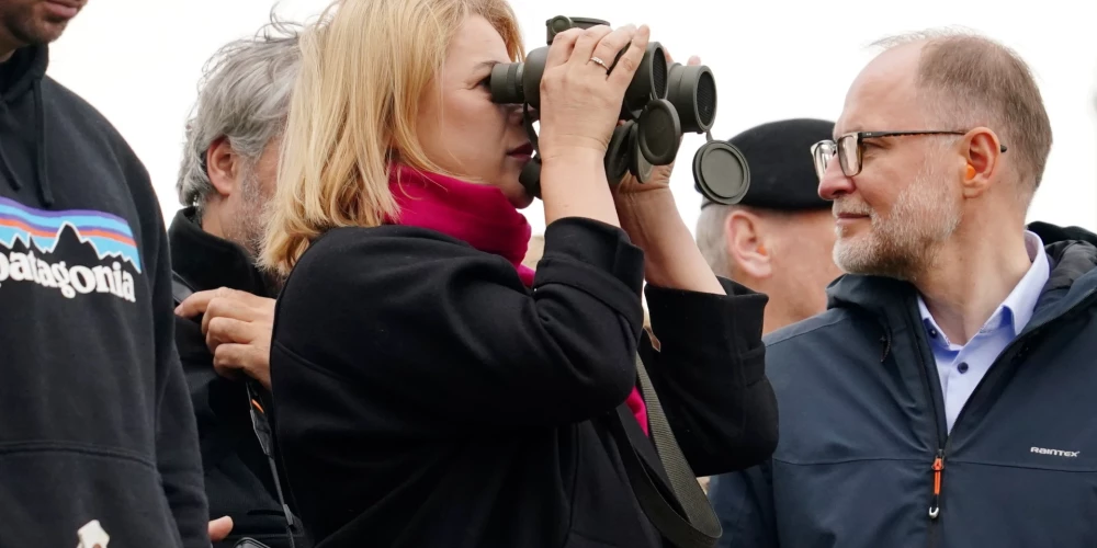 Пока премьер предпочитает наблюдать за учениями с приличного расстояния.