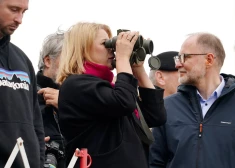 Премьер-министру Латвии Эвике Силине хотят вручить каску с автоматом и отправить на полигон