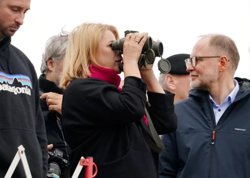 Пока премьер предпочитает наблюдать за учениями с приличного расстояния.