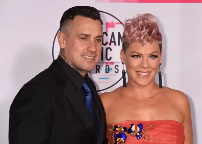 Holivudas “stiprais pāris” atkal baumu krustugunīs — Pinka neslēpj sašutumu par šķiršanās runām