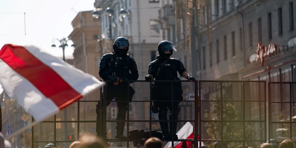 Pirms pieciem gadiem Aleksejs (vārds pēc lūguma mainīts) nolēma naturalizēties – iegūt Latvijas pilsonību un atteikties no Baltkrievijas pilsonības. Ilgi gaidīto Latvijas Republikas pasi viņš saņēma pavisam nesen. (Foto: Shutterstock)