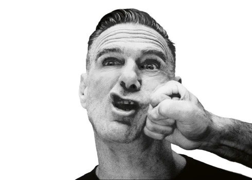 Канадский рок-музыкант Брайан Адамс вернется в Ригу с концертом.