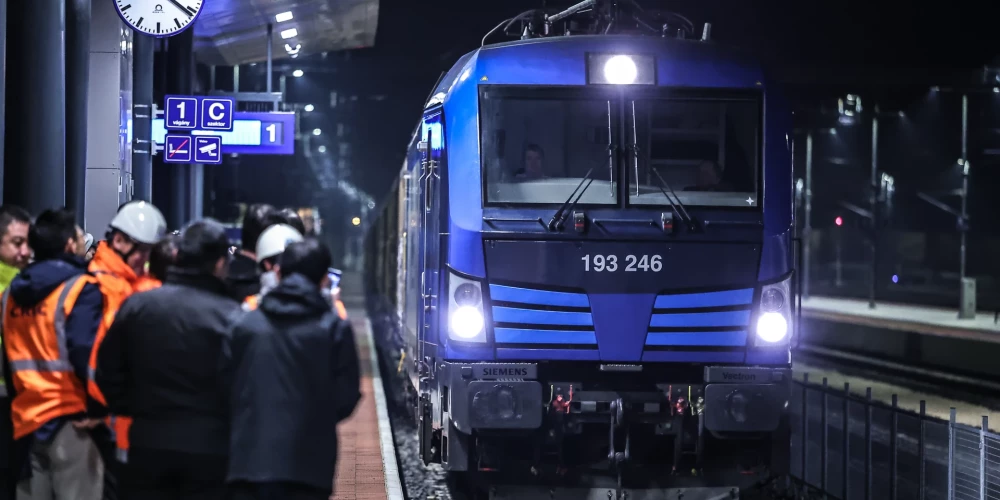 Itāliju skāruši plaši aviācijas un dzelzceļa nozarēs strādājošo streiki. 