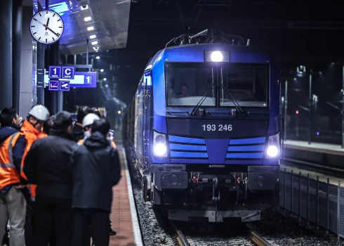 Itāliju skāruši plaši aviācijas un dzelzceļa nozarēs strādājošo streiki. 