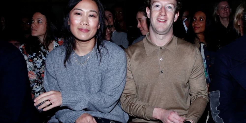 Marks Zakerbergs ar sievu Priscillu Milānas modes nedēļas skatē.