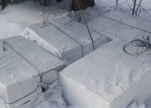 На месте происшествия сотрудники правоохранительных органов обнаружили и изъяли 120 000 нелегальных сигарет.