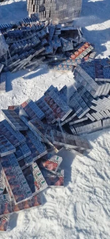 На месте происшествия сотрудники правоохранительных органов обнаружили и изъяли 120 000 нелегальных сигарет.