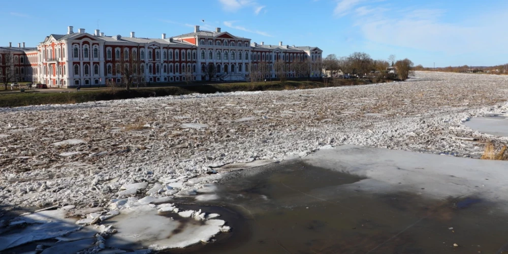 Jelgavā pirms iespējamiem plūdiem no upju krastiem noņem soliņus un atkritumu urnas. 
