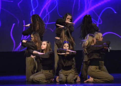 Mūsdienu deju grupas “Platīns” dejotājas.