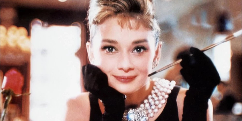 Aktrise Odrija Hepberna filmā "Brokastis pie Tifānija".