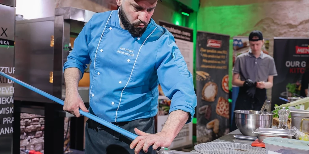 Победитель конкурса и обладатель трофея Латвийского национального конкурса мастеров пиццы Хосе Анхель Бермудес Хил.