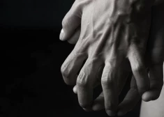 "Vecu cilvēku" smārds nav mīts: zinātnieki atklājuši vielu, kas pēc 40 gadu vecuma "pielīp" ādai