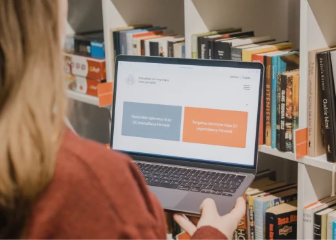 Инструмент доступен на латышском и английском языках.