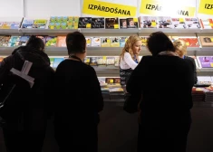 Жители Латвии неожиданно большим числом бросились по магазинам. Что покупают чаще всего?