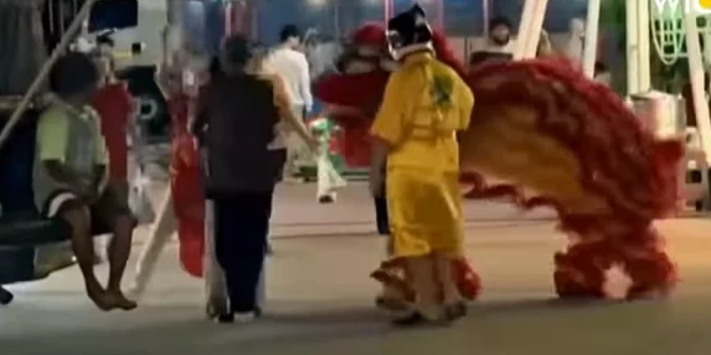 Taizemes policisti lauvas kostīmā pietuvojas zaglim (ekrānuzņēmums no video)