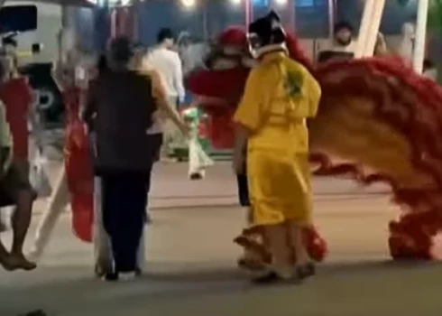 Taizemes policisti lauvas kostīmā pietuvojas zaglim (ekrānuzņēmums no video)