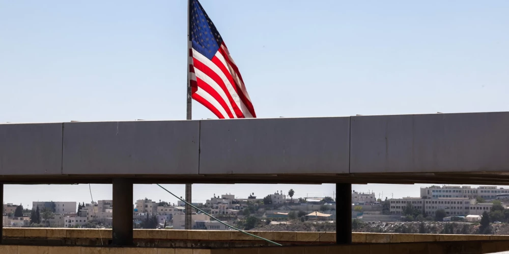 27. februārī Valsts departaments atļāva ASV valdības personālam, kas neveic pašus svarīgākos uzdevumus, un viņu ģimenes locekļiem atstāt misiju Izraēlā drošības risku dēļ. Viņi aicināti pamest valsti, kamēr vēl lido komeriālie reisi.