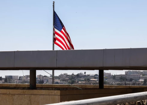 27. februārī Valsts departaments atļāva ASV valdības personālam, kas neveic pašus svarīgākos uzdevumus, un viņu ģimenes locekļiem atstāt misiju Izraēlā drošības risku dēļ. Viņi aicināti pamest valsti, kamēr vēl lido komeriālie reisi.