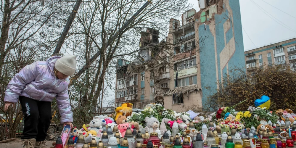 Britu birokrāti uzskata, ka patvērumu meklējošajām ģimenēm ir droši dzīvot Ukrainas rietumos, piemēram, Ternopiļā, kur krievu aviouzbrukumā dzīvojamām mājām naktī uz 2025. gada 19. novembri tika nogalināti vismaz 38 cilvēki, tostarp 7 bērni, un ievainoti vairāk nekā 120. (foto: Scanpix / EPA)