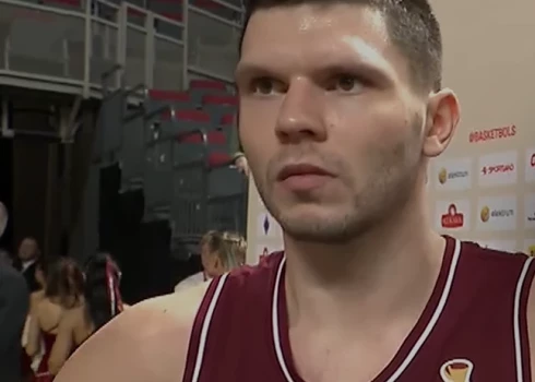 Rihards Lomažs dusmīgs pēc spēles (ekrānuzņēmums no video)