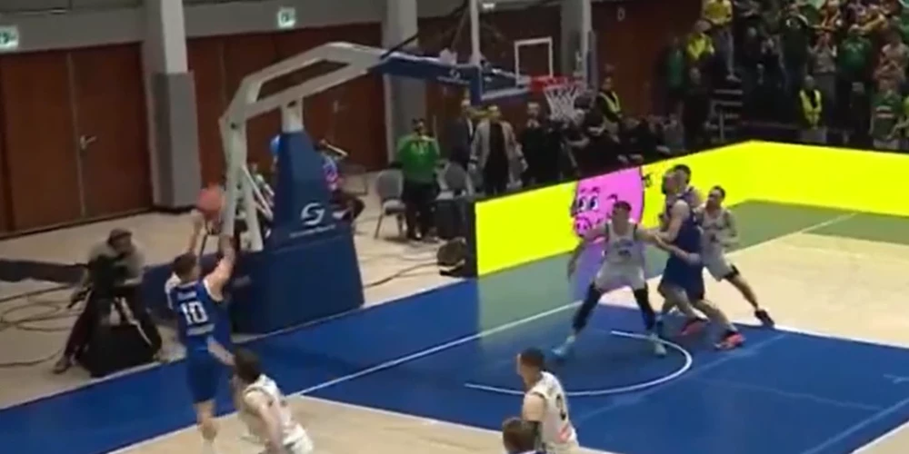 Elvars Fridriksons met sekundi pirms pamatlaika beigām (ekrānuzņēmums no video)