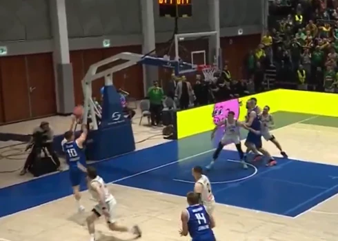 Elvars Fridriksons met sekundi pirms pamatlaika beigām (ekrānuzņēmums no video)