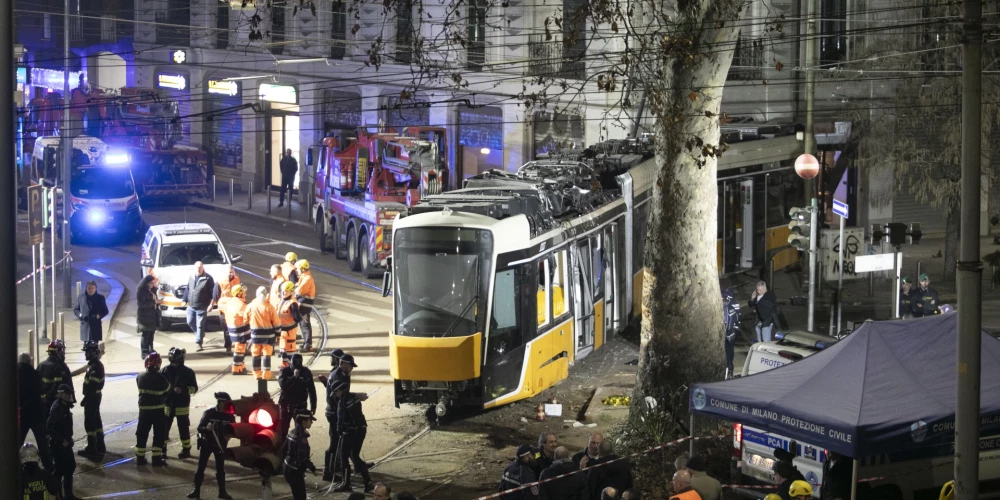 В момент аварии в салоне находились десятки пассажиров, многие из них упали на пол.