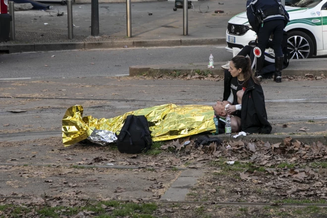 На месте работали десятки бригад скорой помощи, пожарные и полиция. Пассажиров эвакуировали, укутывая в термоодеяла.