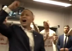 Polijas prezidents pēc dramatiskās uzvaras ģērbtuvē līksmo kopā ar Loidu un citiem izlases basketbolistiem 