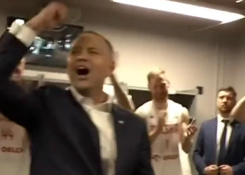 Polijas prezidents Karols Navrockis pēc dramatiskās uzvaras ģērbtuvē līksmoja kopā ar basketbolistiem.